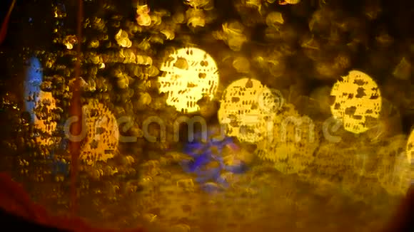 通过湿车玻璃散焦交通灯视频的预览图