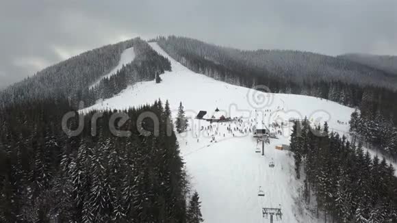 山上覆盖着白雪的滑雪场和圣诞树视频的预览图