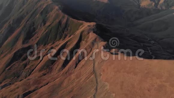 高加索山脉4K史诗般的无人机飞行山丘和山谷美丽的格鲁吉亚自然视频的预览图