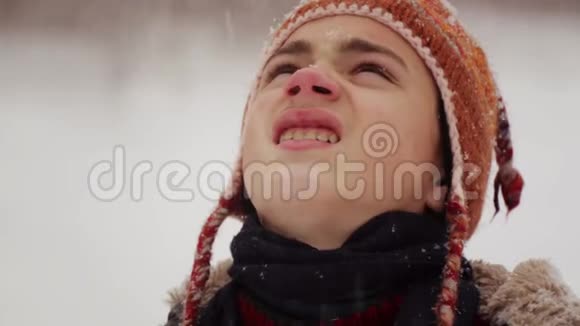 冬天降雪时小孩的肖像视频的预览图