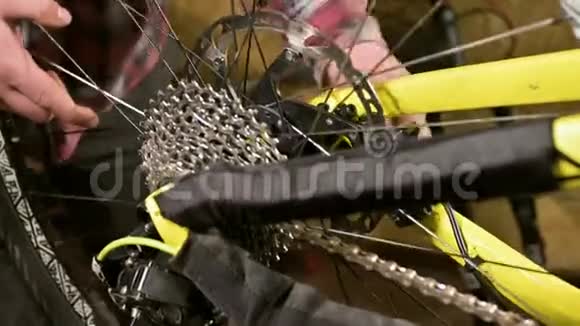 在一家自行车维修店里一位主人拆下一个轮子进行维修自行车修理视频的预览图