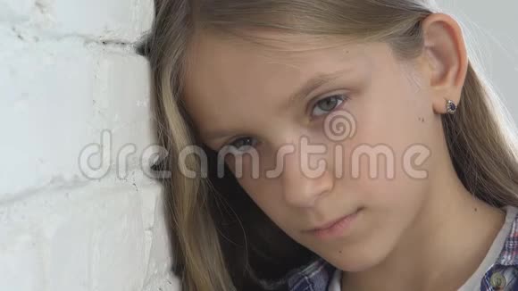 伤心的孩子不幸的孩子忧郁症的生病的女孩有思想的人视频的预览图