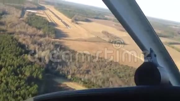 飞机从驾驶舱降落视频的预览图