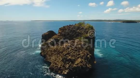 在海里的岩石空中观景视频的预览图