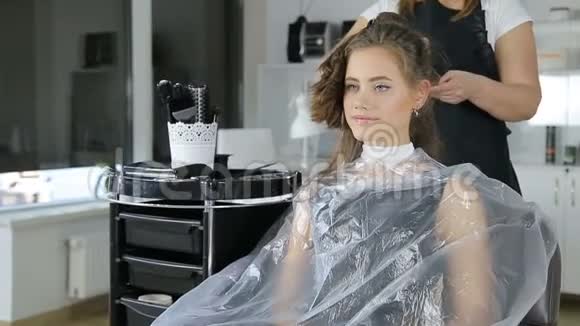 专业理发师发型师给少女染发视频的预览图