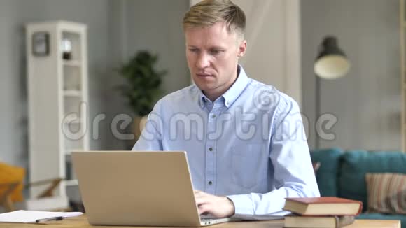 商人在办公室的笔记本电脑上打字视频的预览图