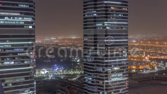 迪拜朱美拉湖塔区夜间时间推移办公楼视频的预览图