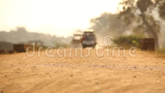 日落时乡村公路上的车辆视频的预览图