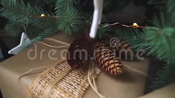 圣诞节装饰玩具装饰圣诞树视频的预览图