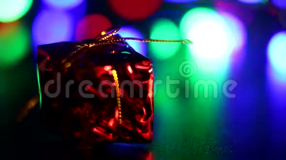 圣诞和新年的彩色圣诞树装饰品视频的预览图