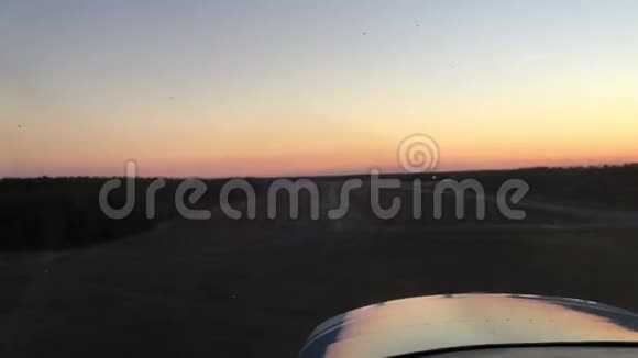 飞机从驾驶舱降落视频的预览图
