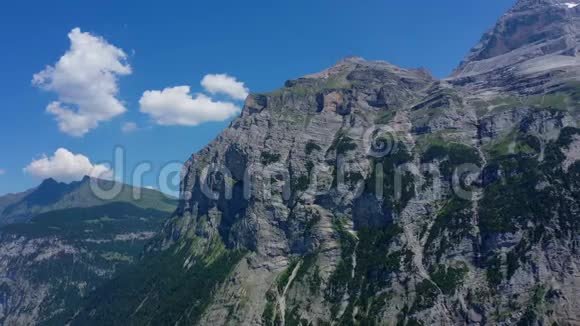 瑞士阿尔卑斯山飞越瑞士风景视频的预览图