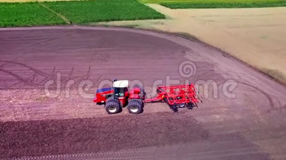 带拖车的农用拖拉机耕地视频的预览图