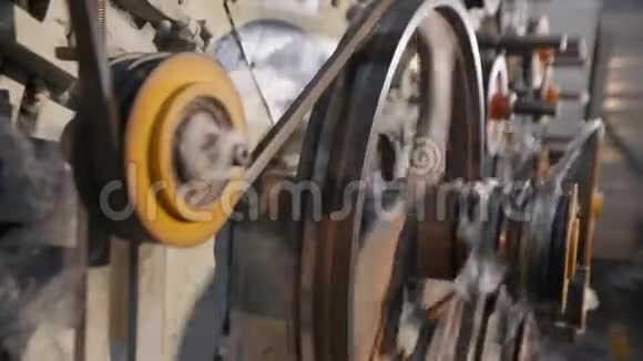 生产中的元素轮换工厂中的工作流聚酯厂视频的预览图
