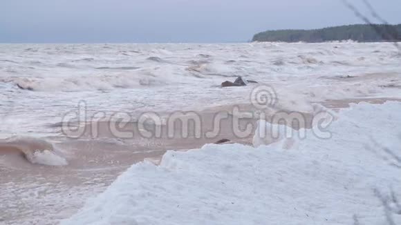 冬季风暴期间波罗的海海岸视频的预览图