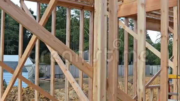 建筑工地的木质家居框架视频的预览图