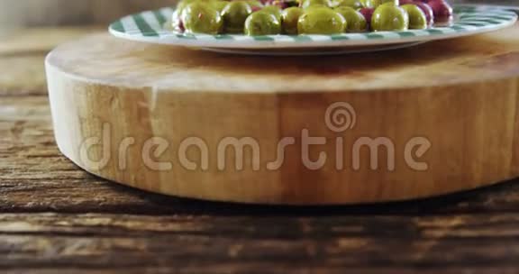 一盘腌制橄榄视频的预览图