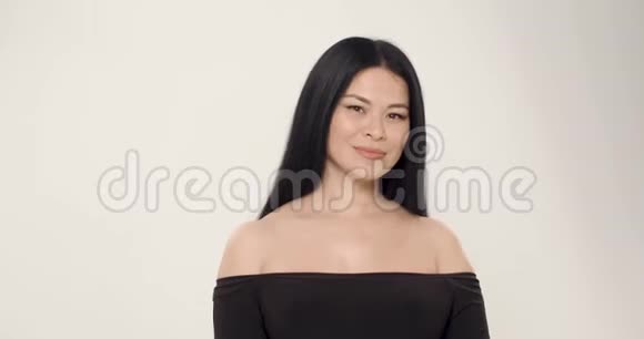 在白人背景下被孤立的亚洲女性视频的预览图
