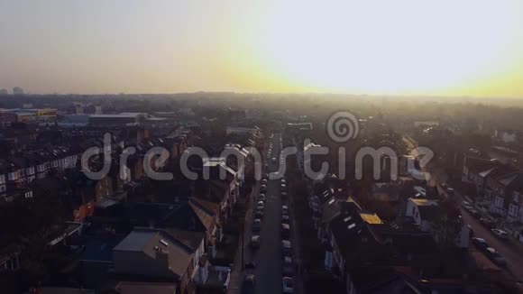 在阳光明媚的一天黎明时分在伦敦冲浪屋和公寓上空飞行视频的预览图