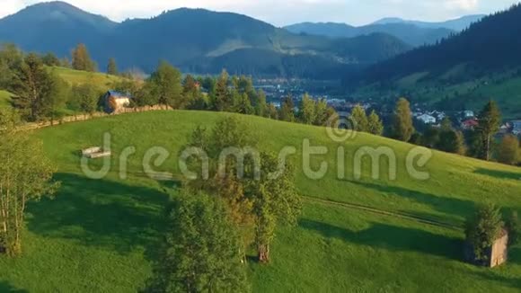 鸟瞰罗马尼亚村庄视频的预览图