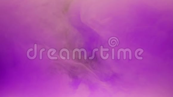 五颜六色的紫罗兰色墨水在水中混合在黑色背景下轻轻旋转带有复制空间视频的预览图