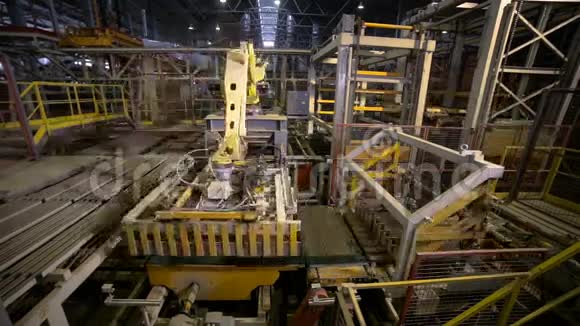 工业机器人机器人手臂装配产品在现代工厂视频的预览图