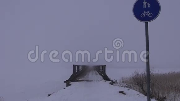 漆黑的冬雾中的木桥视频的预览图