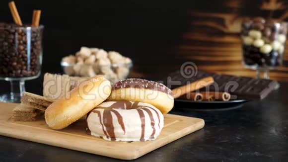 面包圈和华夫饼放在木板上背景是其他糖果视频的预览图