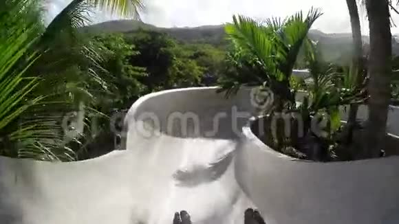 在度假胜地水上乐园滑水玩得开心视频的预览图