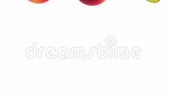 落在白色背景上的桃节通道CG视频的预览图