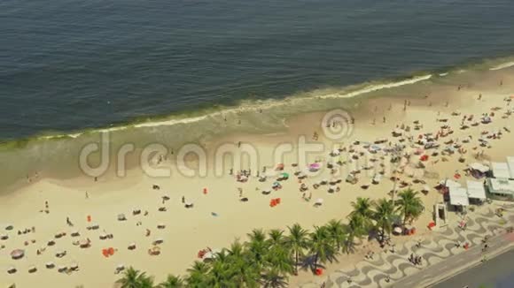 科帕卡巴纳海滩的鸟瞰图视频的预览图