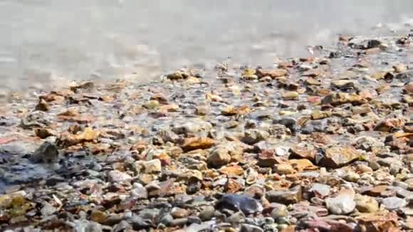 安达曼海与石滩和贝壳的波视频的预览图