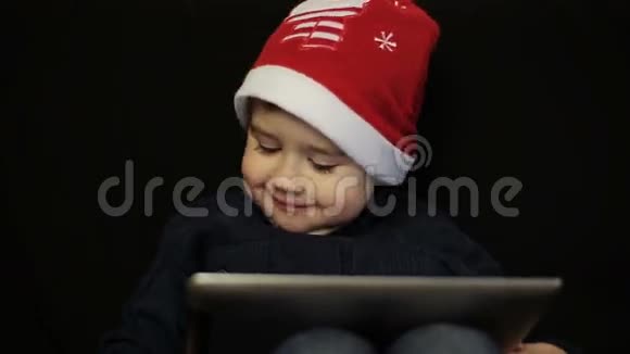 小男孩拿着平板电脑玩得开心视频的预览图