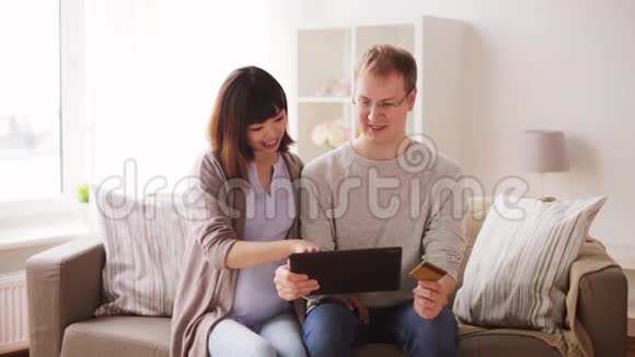 男人和怀孕的妻子在家网上购物视频的预览图