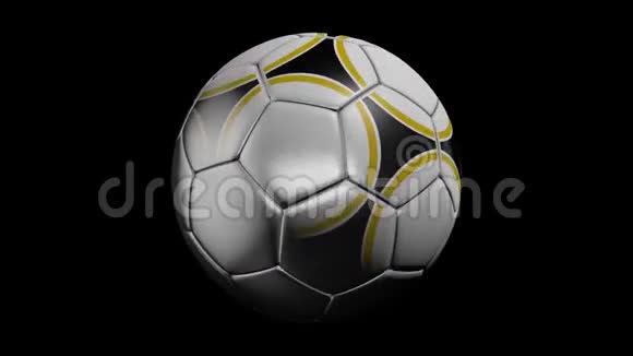 现实的皮革足球在黑色背景上旋转黑色背景下的足球动画视频的预览图