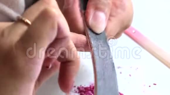 女人用指甲档去除旧指甲视频的预览图