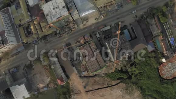 柬埔寨西哈努克市建筑起重机和建筑工程视频的预览图