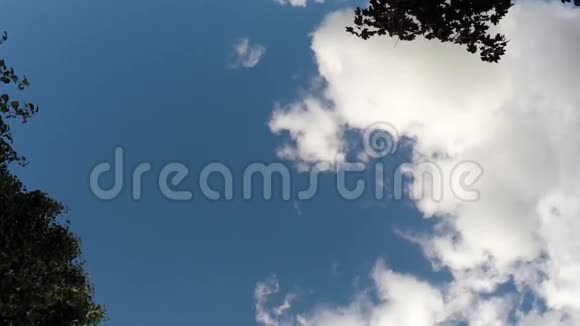 云彩在明亮的蓝天上移动视频的预览图
