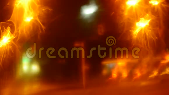 通过湿车玻璃散焦交通灯视频的预览图