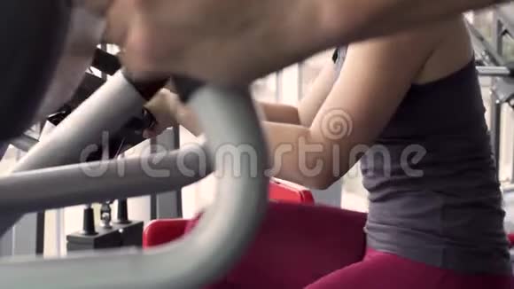 体育人员在健身房训练视频的预览图