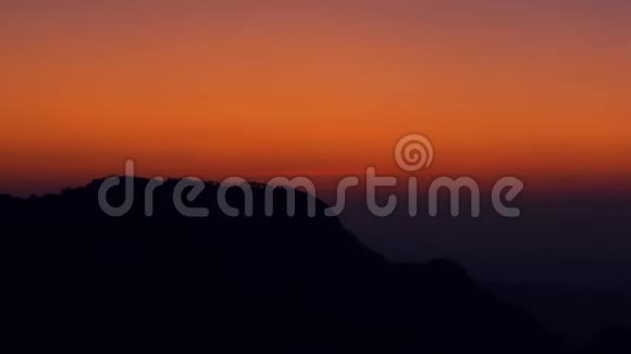 美丽的日落在山上视频的预览图
