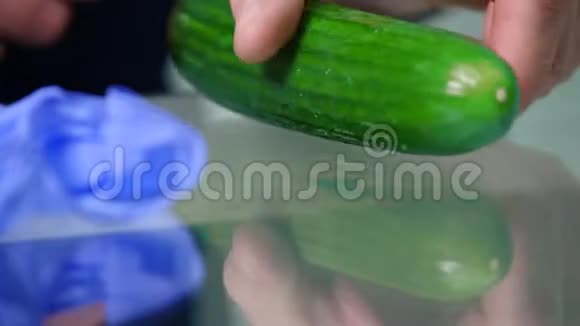 新鲜黄瓜在桌子上视频的预览图