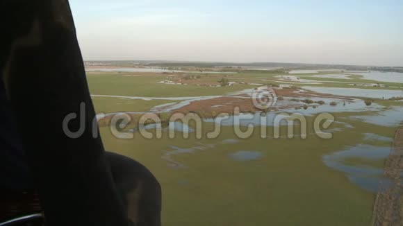 热气球野外和河流的鸟瞰图视频的预览图