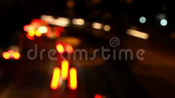 城市道路上的晚上交通堵塞高清高清视频的预览图