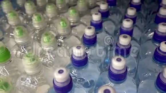 市场上的盖子塑料水瓶多色塑料瓶盖视频的预览图