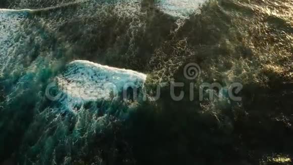 海浪和海浪鸟瞰视频的预览图