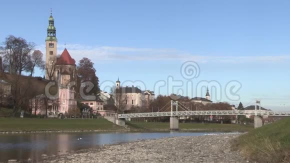 从萨尔茨堡河到萨尔茨堡市中心奥地利欧洲视频的预览图