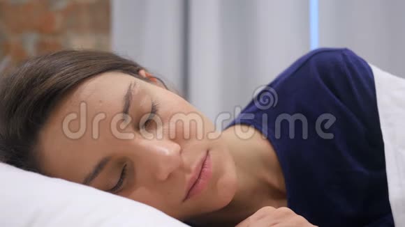 西班牙妇女夜间睡卧室视频的预览图