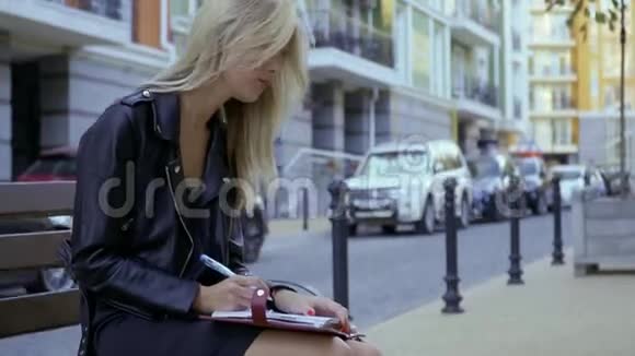 城市街道上漂亮的女孩视频的预览图
