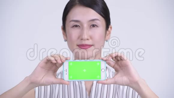 美丽的亚洲女商人脸上挂着电话视频的预览图